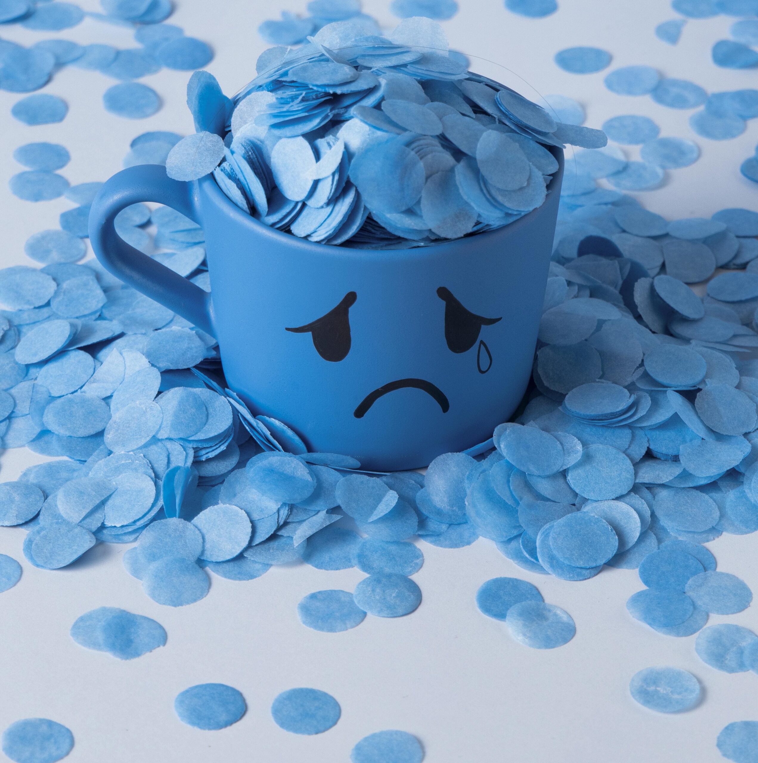 lunes azul con lluvia de papel y taza llorando 1 scaled