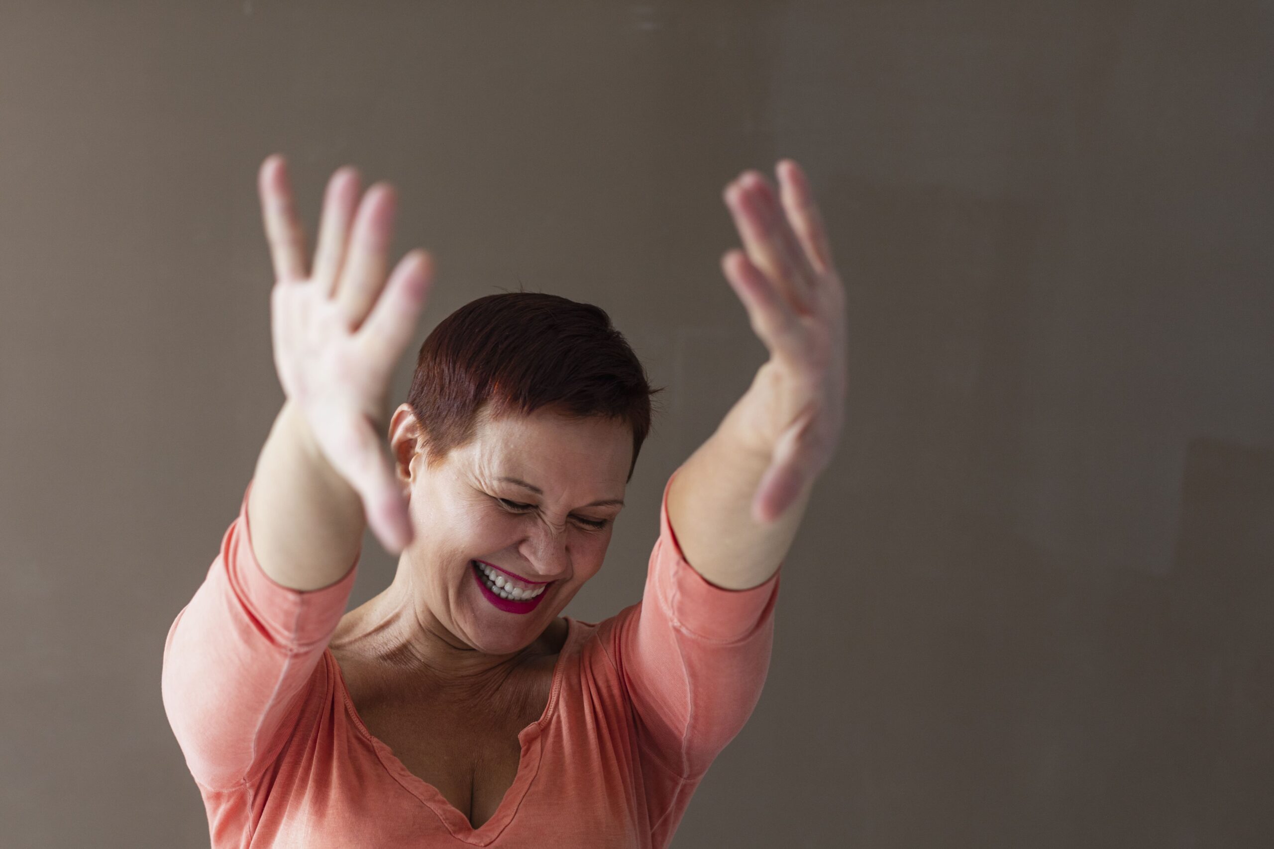 Mujer practicando ejercicio para liberar tensión cuerpo y ansiedad