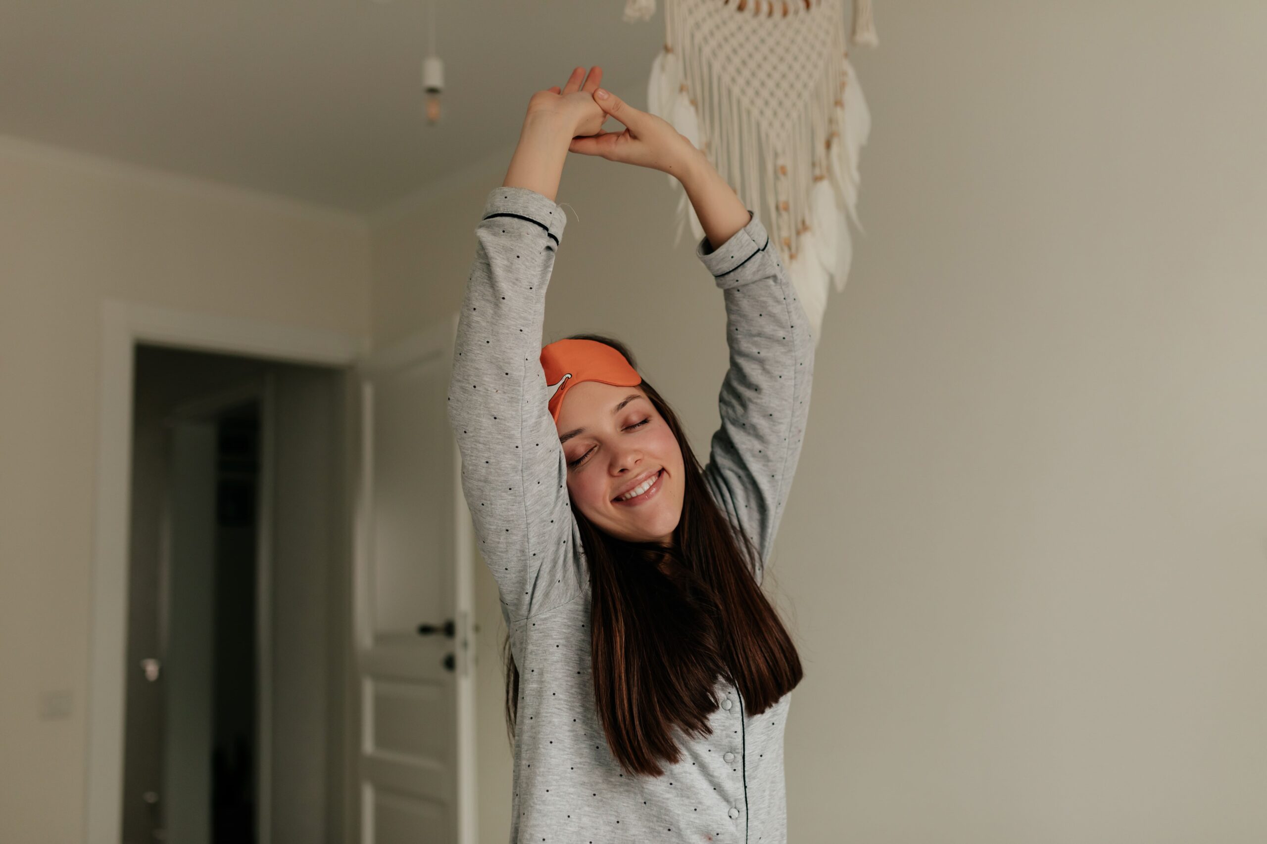 Mujer practicando movimiento somático para eliminar la niebla mental y ansiedad