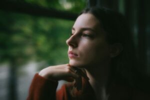 síntomas sistema nervioso desregulado mujer mirando por la ventana