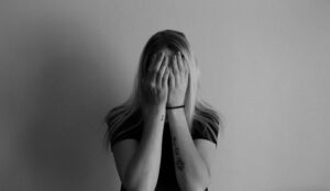 mujer que se siente irritable sobrepasada